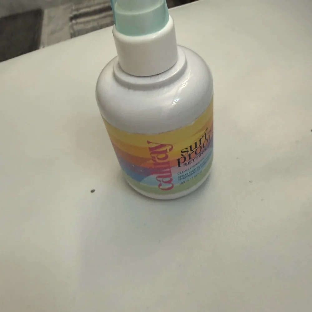 Sun Protection Setting Spray - White and Yellow - Picture 1 of 3